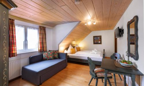 1 queen bed, 1 sofa bed