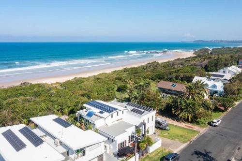 The Vibe Beach House - direct beach access, spa