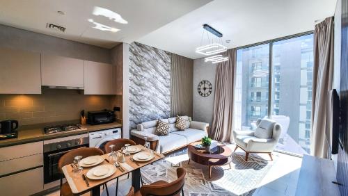 STAY BY LATINEM Luxury 1BR Holiday Home CVR A3002 near Burj Khalifa, Dubaj (zdjęcie 3)