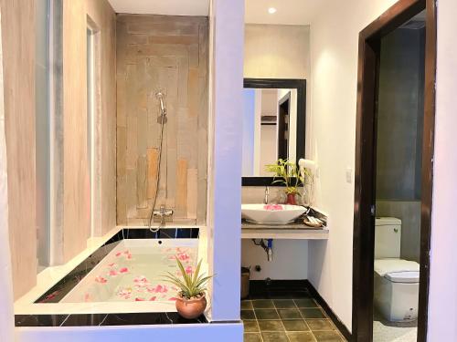 room detail thumbnail 2