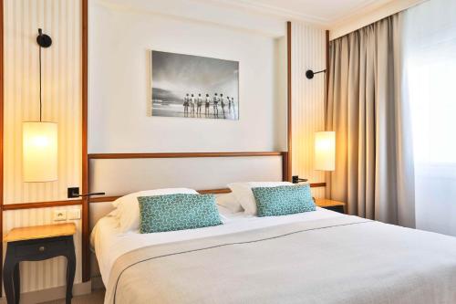 1 queen bed, 1 twin bed
