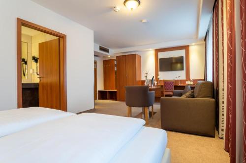 1 queen bed, 1 sofa bed