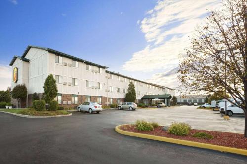 Super 8 by Wyndham Milwaukee Airport in Milwaukee, USA