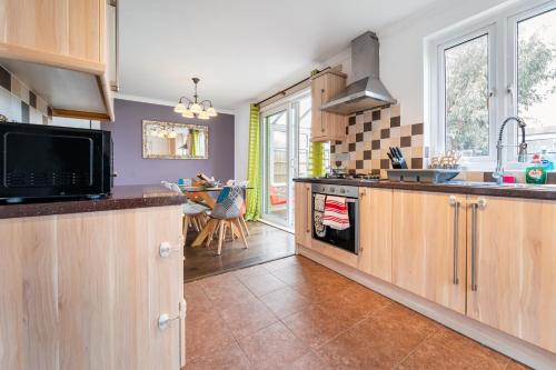 Dwellers Delight Luxury Stay Serviced Accommodation Chigwell 3 bedroom House Upto 7 Guests Free Wifi & Parking - image 9