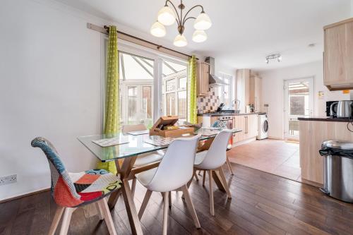 Dwellers Delight Luxury Stay Serviced Accommodation Chigwell 3 bedroom House Upto 7 Guests Free Wifi & Parking - image 7