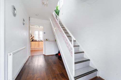 Dwellers Delight Luxury Stay Serviced Accommodation Chigwell 3 bedroom House Upto 7 Guests Free Wifi & Parking - image 5