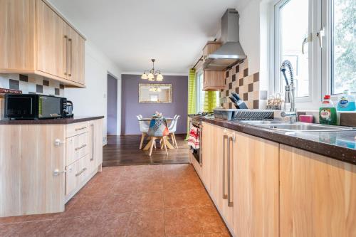 Dwellers Delight Luxury Stay Serviced Accommodation Chigwell 3 bedroom House Upto 7 Guests Free Wifi & Parking - image 6