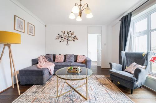 Dwellers Delight Luxury Stay Serviced Accommodation Chigwell 3 bedroom House Upto 7 Guests Free Wifi & Parking - image 13