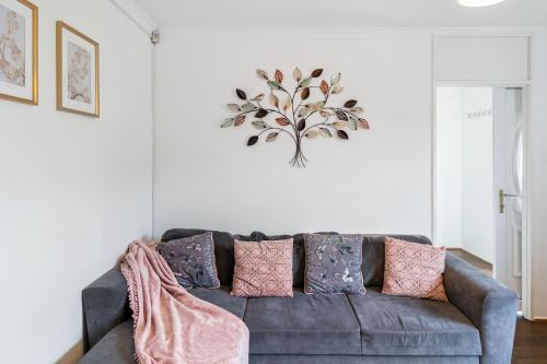 Dwellers Delight Luxury Stay Serviced Accommodation Chigwell 3 bedroom House Upto 7 Guests Free Wifi & Parking - main image