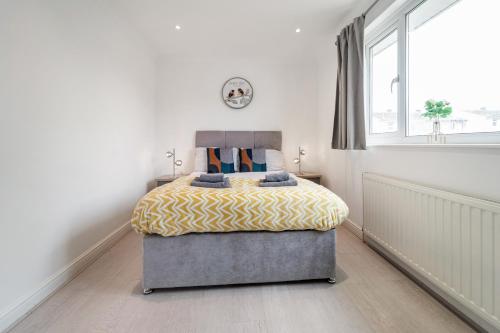 Dwellers Delight Luxury Stay Serviced Accommodation Chigwell 3 bedroom House Upto 7 Guests Free Wifi & Parking - image 2