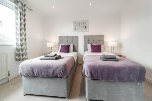 Dwellers Delight Luxury Stay Serviced Accommodation Chigwell 3 bedroom House Upto 7 Guests Free Wifi & Parking - image 3