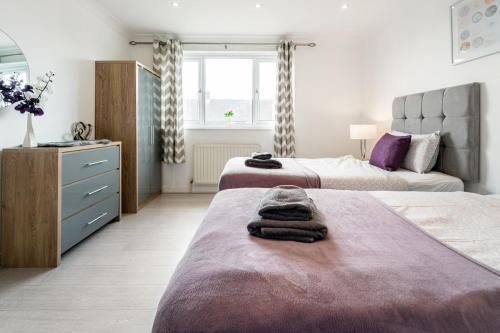 Dwellers Delight Luxury Stay Serviced Accommodation Chigwell 3 bedroom House Upto 7 Guests Free Wifi & Parking - image 11