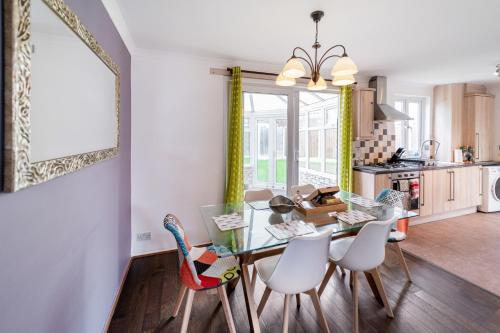 Dwellers Delight Luxury Stay Serviced Accommodation Chigwell 3 bedroom House Upto 7 Guests Free Wifi & Parking - image 12