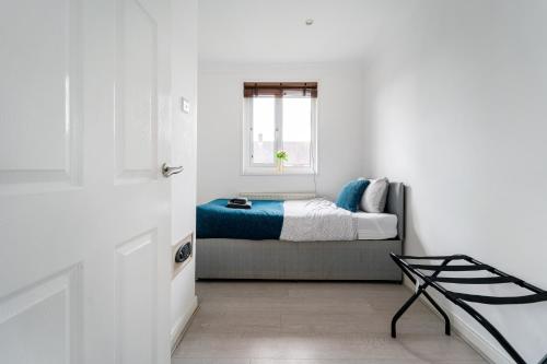 Dwellers Delight Luxury Stay Serviced Accommodation Chigwell 3 bedroom House Upto 7 Guests Free Wifi & Parking - image 14