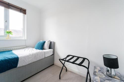 Dwellers Delight Luxury Stay Serviced Accommodation Chigwell 3 bedroom House Upto 7 Guests Free Wifi & Parking - image 8
