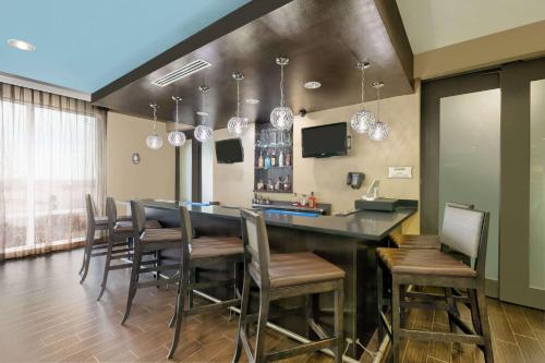 酒吧/高級酒吧, 克林頓歷史路線66溫德姆拉昆塔套房酒店 (La Quinta Inn & Suites by Wyndham Clinton Historic Route 66) in 克林頓