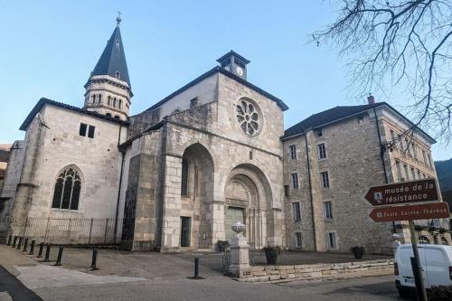 Zen Home - appartement jusqu'a 4 voyageurs in Nantua