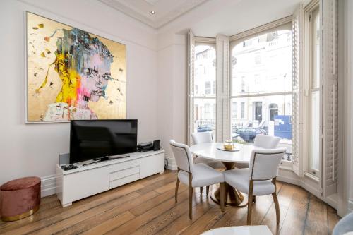 Outstanding 2BR Ground Floor flat in Earl's Court, Londres