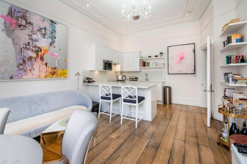 Outstanding 2BR Ground Floor flat in Earl's Court, Londres (foto 8)