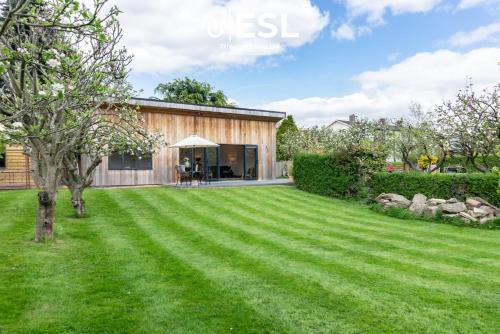 Quarry View Garden Studio in Shrewsbury with Parking