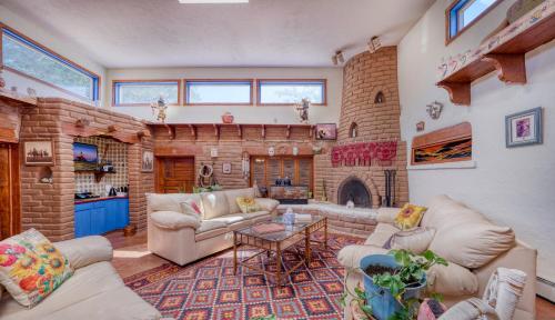 Loba Luna-Come Home To Enchantment in Albuquerque, USA
