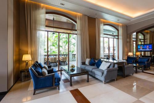 Fuajee, Chatrium Hotel Royal Lake Yangon in Yangon