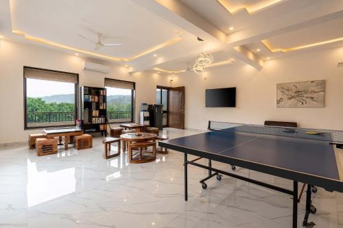 BrookVale Manor by StayVista - Private Pool, BBQ, Views at Haryana, Sohna (fotografie 5)