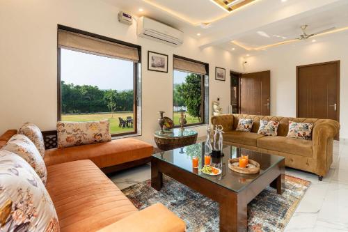 BrookVale Manor by StayVista - Private Pool, BBQ, Views at Haryana, Sohna (fotografie 7)