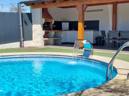  CASA CON PISCINA Y BARBACOA in Freijido