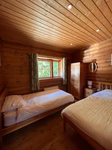 Beautiful 2 Bedroom Log Cabin With Private Hot Tub - Elm