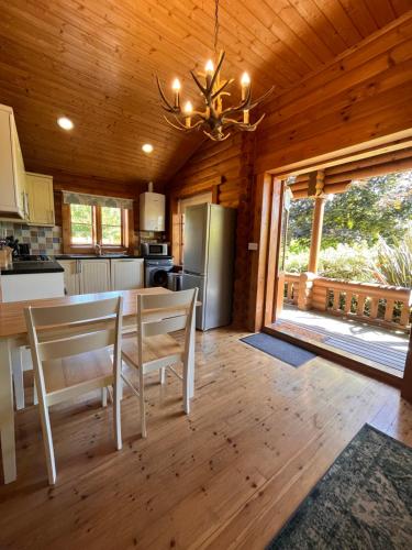 virtuve, Beautiful 2 Bedroom Log Cabin With Private Hot Tub - Elm in Aymestrey