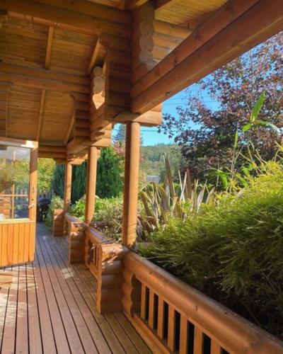 Balkons/terase, Beautiful 2 Bedroom Log Cabin With Private Hot Tub - Elm in Aymestrey