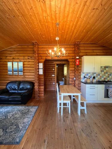 Iekārtas, Beautiful 2 Bedroom Log Cabin With Private Hot Tub - Elm in Aymestrey