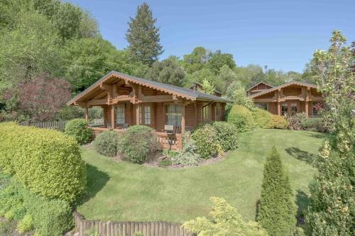 Skats, Beautiful 2 Bedroom Log Cabin With Private Hot Tub - Elm in Aymestrey