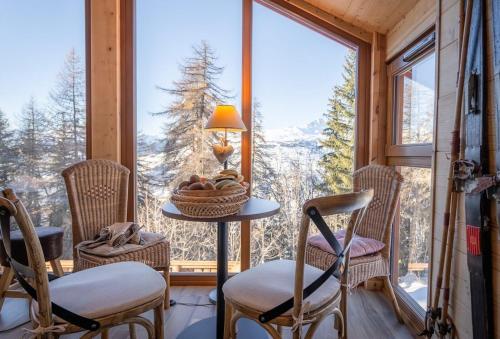 La vente en poupe : Luxury chalet (11p). 5 bedrooms and 3 bathrooms. In the centre of Vallandry, with a beautiful view