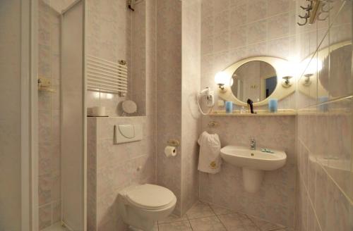Double Room image 3