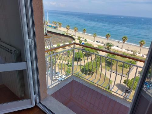 Maremare, really on the Beach, with private parking Maremare, really on the Beach, with private parking