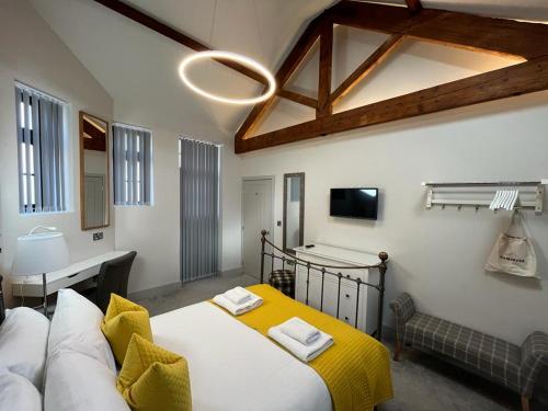 The Falcon Hotel - image 8