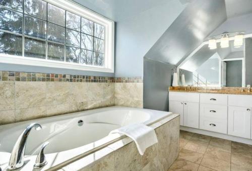 Modern 3BD Cottage Home w/Private HotTub in Atlanta, USA