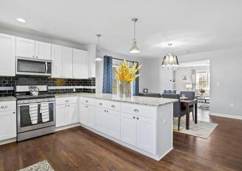 Modern 3BD Cottage Home w/Private HotTub in Atlanta, USA
