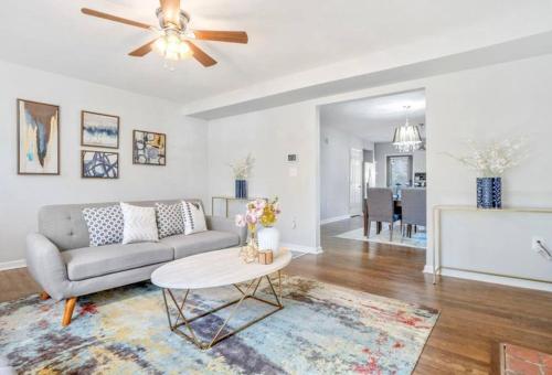 Modern 3BD Cottage Home w/Private HotTub in Cascade Road