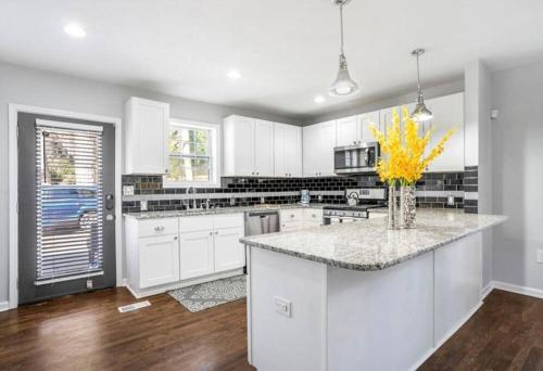 Konyha, Modern 3BD Cottage Home w/Private HotTub in Cascade Road