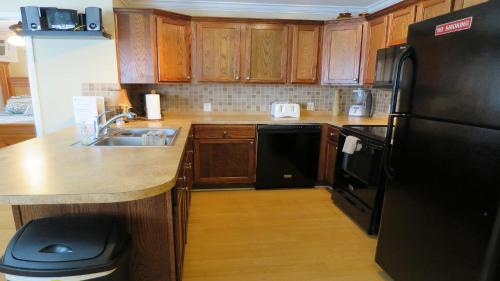 Full Kitchen - Shared Pool - By Loverentals, Holmes Beach (photo 3)