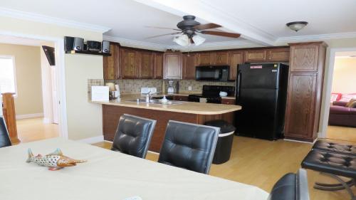 Full Kitchen - Shared Pool - By Loverentals, Holmes Beach (photo 4)