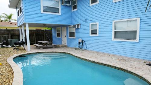 Full Kitchen - Shared Pool - By Loverentals, Holmes Beach (photo 2)