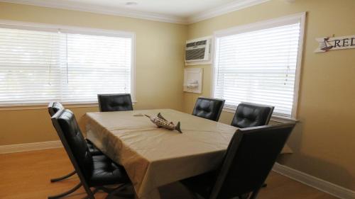 Full Kitchen - Shared Pool - By Loverentals, Holmes Beach (photo 5)
