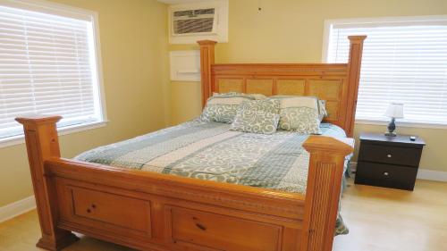Full Kitchen - Shared Pool - By Loverentals, Holmes Beach (photo 9)