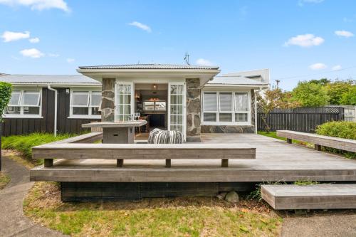 Mid-Century Charm - Taupo Holiday Home — other in Rainbow Drive, Taupo, 3330, New Zealand