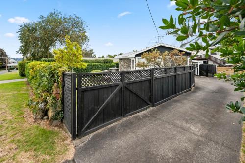 Mid-Century Charm - Taupo Holiday Home - image 4