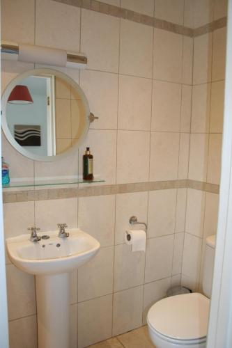 Foto - Oakhurst Gatwick Traditional English B&B & bookable Holiday parking deals GATWICK transport